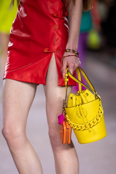 Versace, сумка ведро, женская сумка, модная сумка, модные тренды, тренды весна 2022