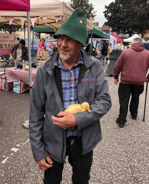 Мужчина везде берет с собой уток, домашние утки, утки лучшие друзьям, Дог и Голди, утки пьют пиво, утки на ярмарке,