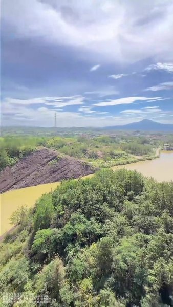 Домик на скале в Китае