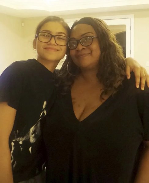 Зендая и Латонья