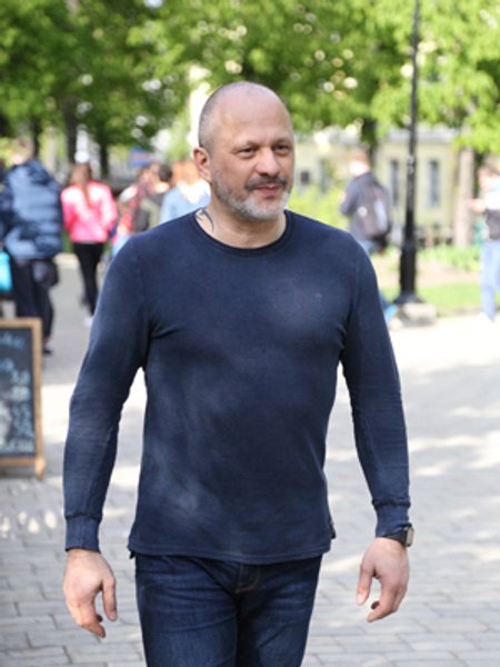 

Зураб Аласания: "Мы пока не можем поставить просвещение на первое место. Потеря нами рейтингов за последние полтора года связана именно с отсутствием развлечений и переизбытком просвещения"
