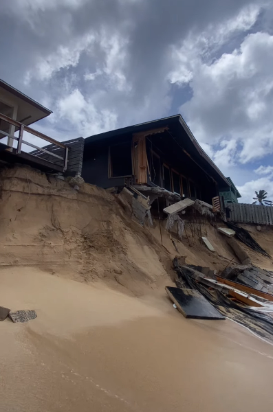 Будинок змило в океан Будинок змило в океан, будинок, ерозія берега, пляж, будинок на березі океану, хвилі зруйнували будинок, будинок упав в океан,
