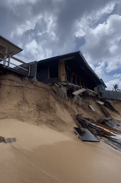 Дом смыло в океан, дом, эрозия берега, пляж, дом на берегу океана, волны разрушили дом, дом упал в океан,