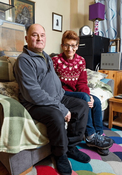 Подружжя отримало величезний рахунок за газ та електрику, рахунок за послуги, рахунок за комуналку, подружжя, гроші, величезний рахунок