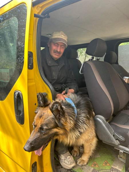 Изображение мужчины и собаки Рекса