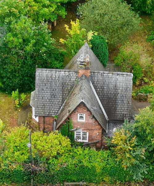 Дом на дорожной развязке, самый одинокий дом, коттедж, старинный дом, жилое здание, дом на перекрестке, нет соседей