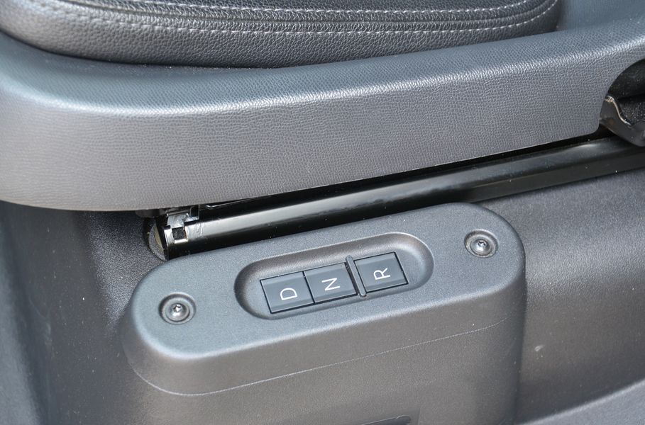 Замість важеля КПП — кнопки на підлозі