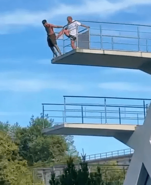 Избута се от дъска за скокове Избутана от дъската за скачане, дъска за скачане, басейн, спасител, страх да сляза, страх да скоча