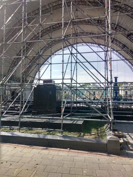 Мариинский парк, могилы