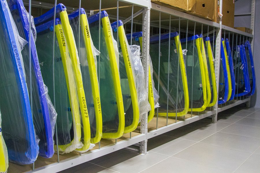 Иметь на складе в достаточном количестве лобовые стекла на различные модели — насущная необходимость в украинских реалиях