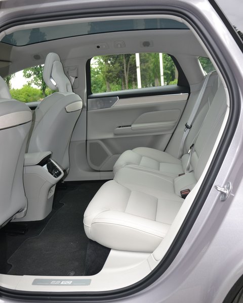 задние сиденья Volvo ES90 2026