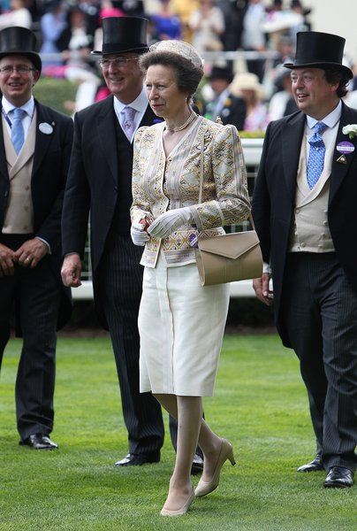 принцесса анна, наряды принцессы анны, модные образы принцессы анны