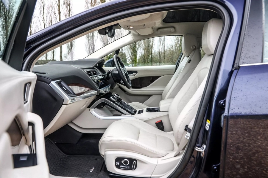 Салон Jaguar I-Pace Салон Jaguar I-Pace, електромобіль Чарльза ІІІ, авто Чарльза ІІІ, Чарльз ІІІ, електромобіль Jaguar
