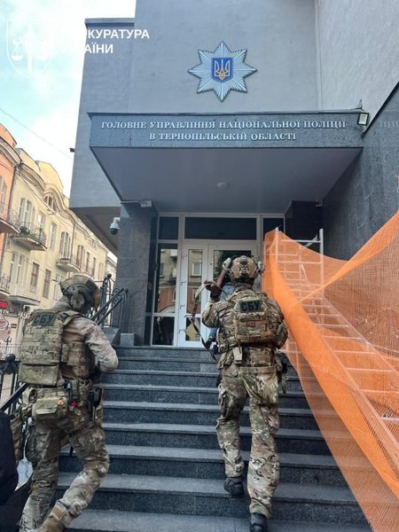 Руководители полиции в трех областях получили подозрение — они прикрывали работу незаконных "офисов" В трех областях Украины правоохранители разоблачили масштабную коррупционную схему в системе Национальной полиции.