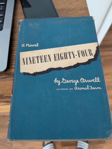 Первое издание романа "1984" Джорджа Оруэлла в синей суперобложке издательства Harcourt, Brace and Company