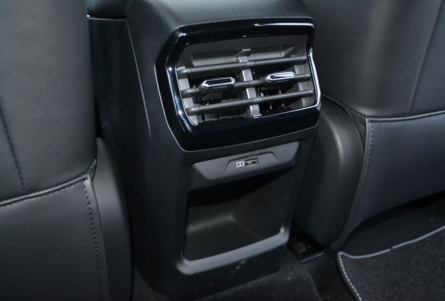 У задніх пасажирів є окремі вентиляційні дефлектори та USB-роз'єми