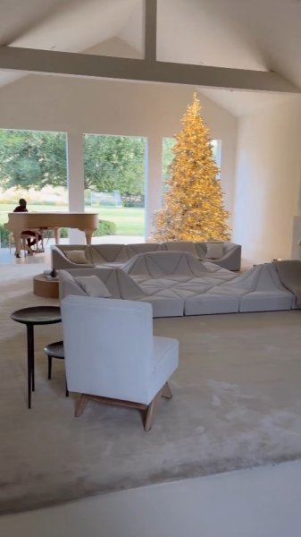 коледна елха на ким кардашиян 1 Коледа, Ким Кардашиян