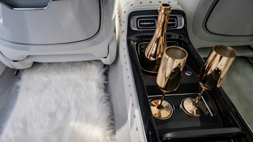 У комплекті з авто йде набір фірмових позолочених келихів