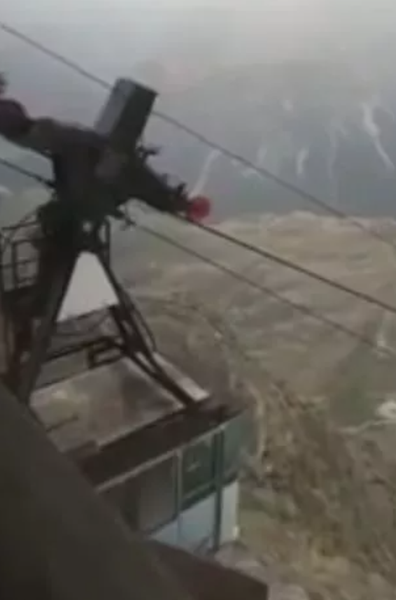 Канатна дорога з туристами ледь не розбилась об скелю, курйози під час мандрівок, туристи застрягли на гірському хребті в Італії