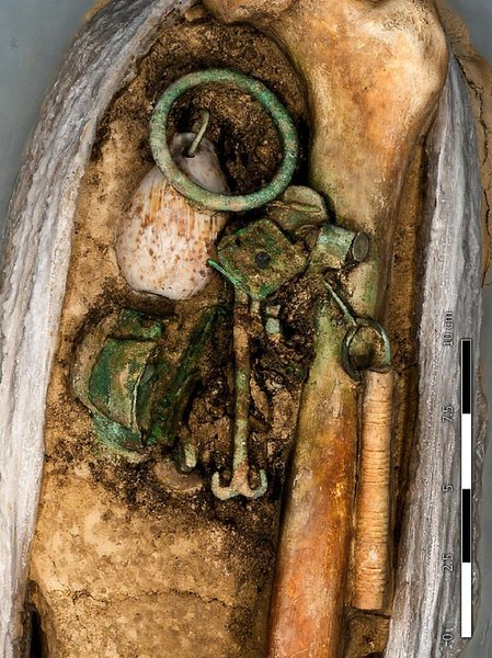 чаривари, Бавария, статус, украшение, бижутерия, археологи, археология, захоронение, талисман, символ, аксессуар, монета, ключ, женщина, культура, бронза, предметы