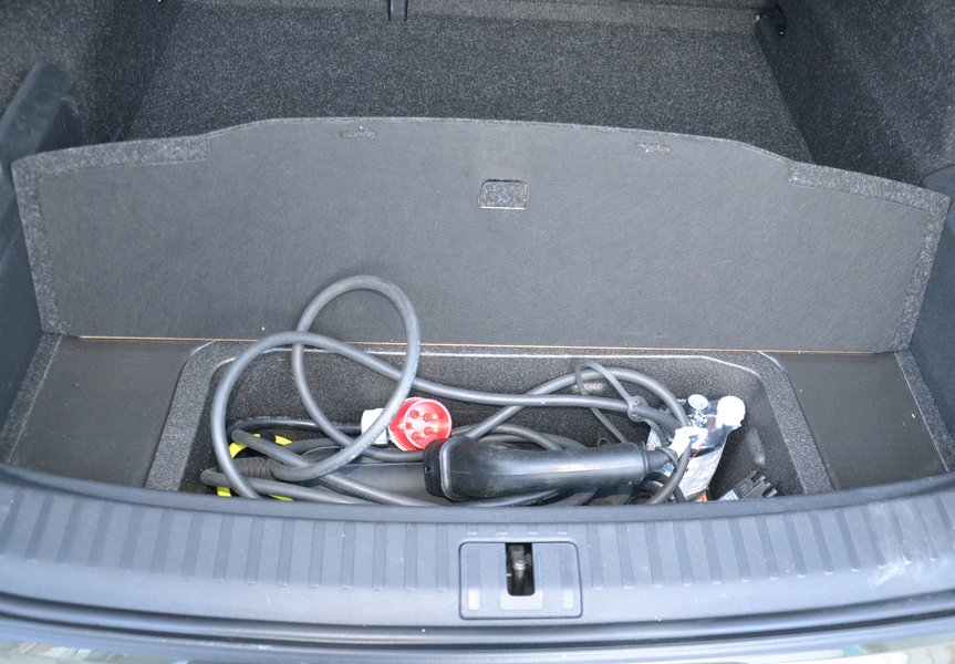 Під підлогою є ніша для зарядного кабелю