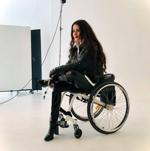 інклюзивний моделінг, модель у візку, інклюзивна модель, інклюзивна мода, інклюзія, інклюзія на подіумі, інклюзивна школа, модель з інвалідністю, реабілітація інвалідів, пара-каратистка Каріна Айрапетян