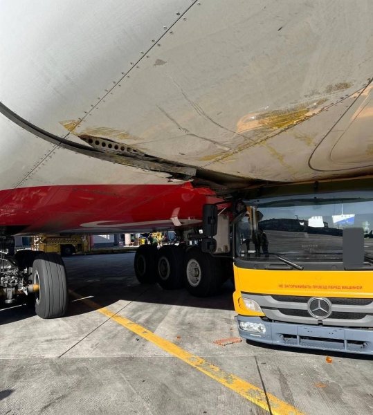 домодєдово літак водовоз 1 Airbus A380, авіакомпанія Emirates, водовоз