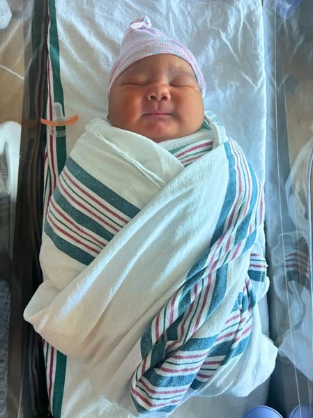 Новонароджений хлопчик вагою майже 14 фунтів, загорнутий у пелюшку, у Флориді