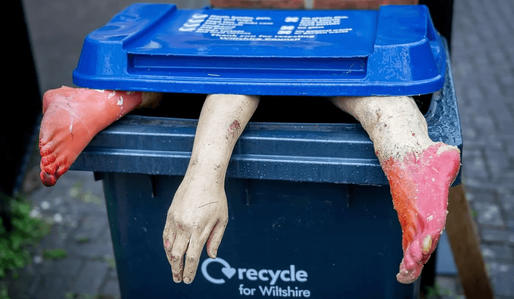 Полиция ищет тело, мусорный бак, части тела, взволнованные жители, розыгрыш, шутка, полиция, место преступления