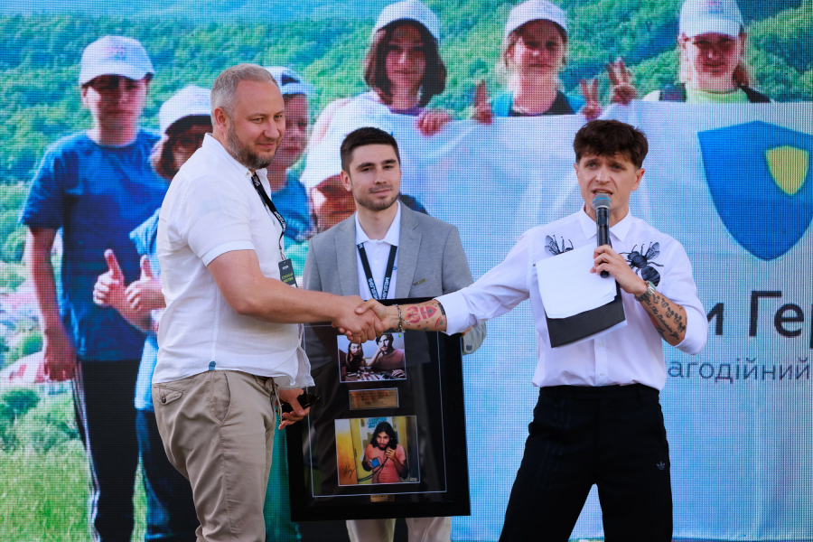 ведучий Анатолій Анатоліч Invest Forum 2025 та видучий Анатолій Анатоліч