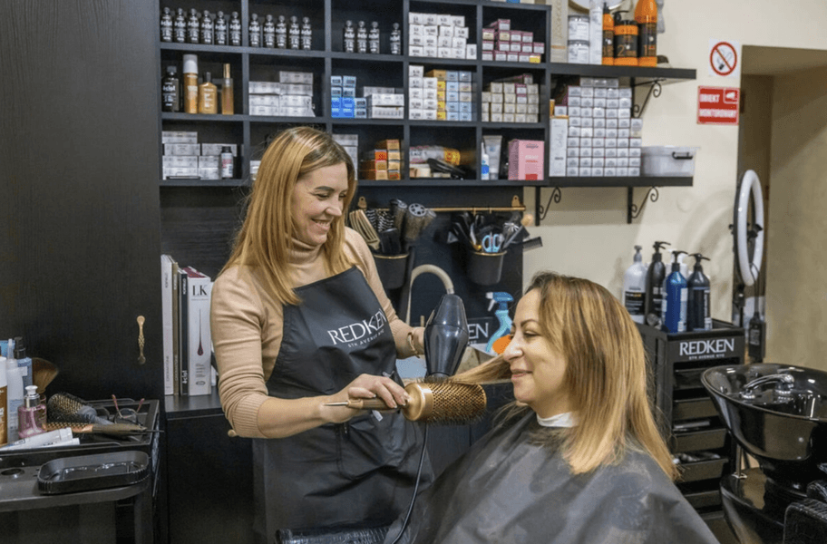 Украинка Людмила работает в польском салоне