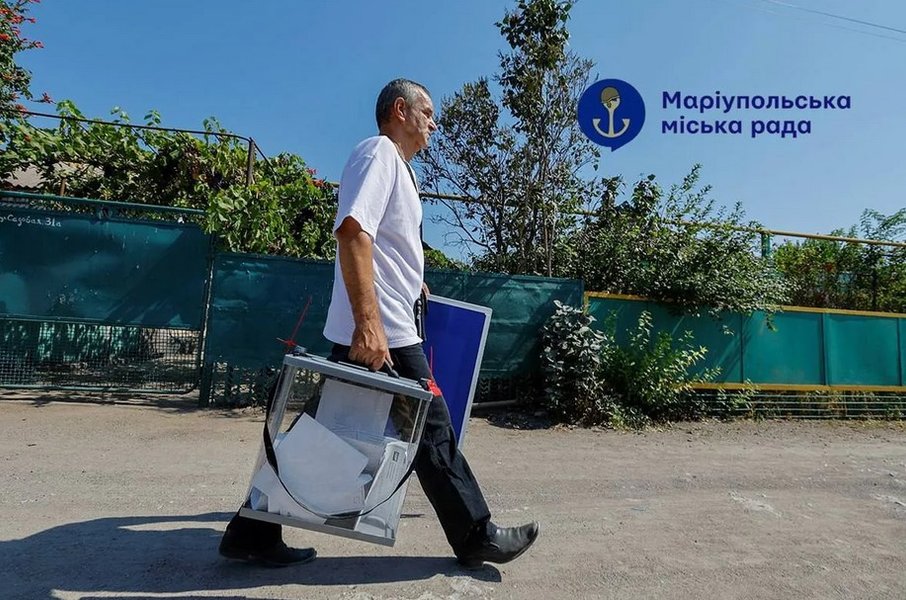 Окупанти змушують жителів Маріуполя "голосувати" на зупинках і капотах авто