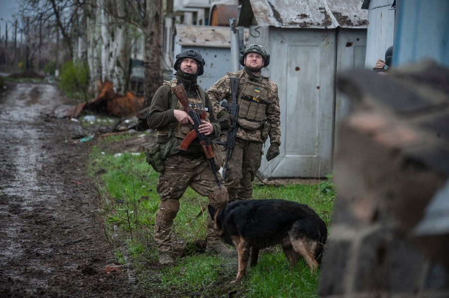 бахмут, донецкая область, всу, солдаты, бои, город обстрел, пехота, снаряд, артснаряд