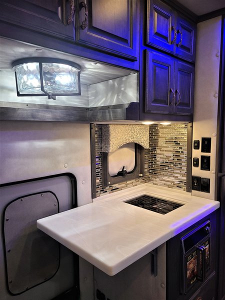 Дом на колесах Volvo VNL