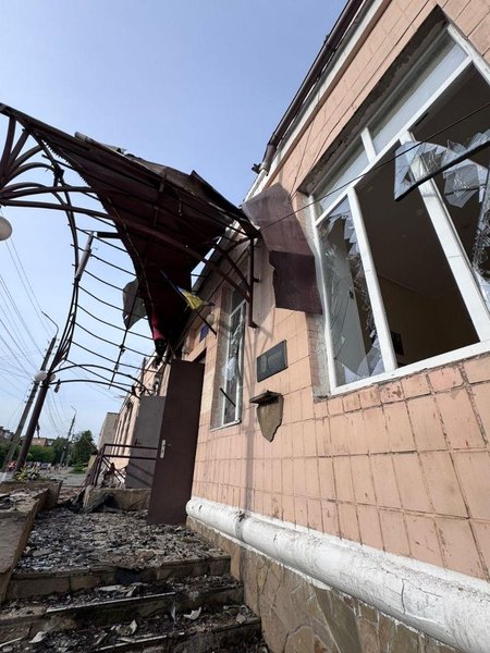Удар ЗС РФ по будівлі Конотопського міського краєзнавчого музею імені О.М. Лазаревського.
