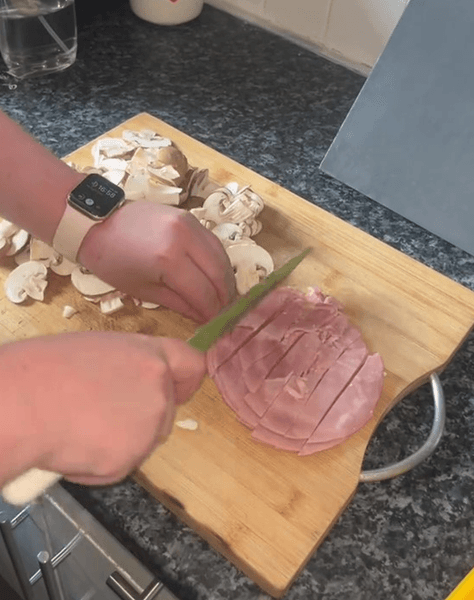 Жінка готує вечерю