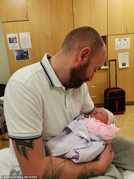 новорожденная девочка