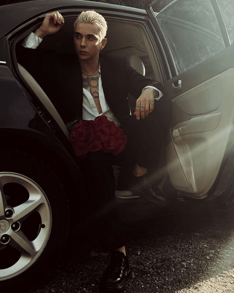 MELOVIN, автомобиль, букет цветов