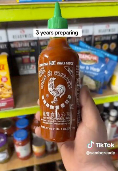 Die scharfe Sriracha-Sauce gehörte unerwartet zu den überlebenswichtigen Nahrungsmitteln