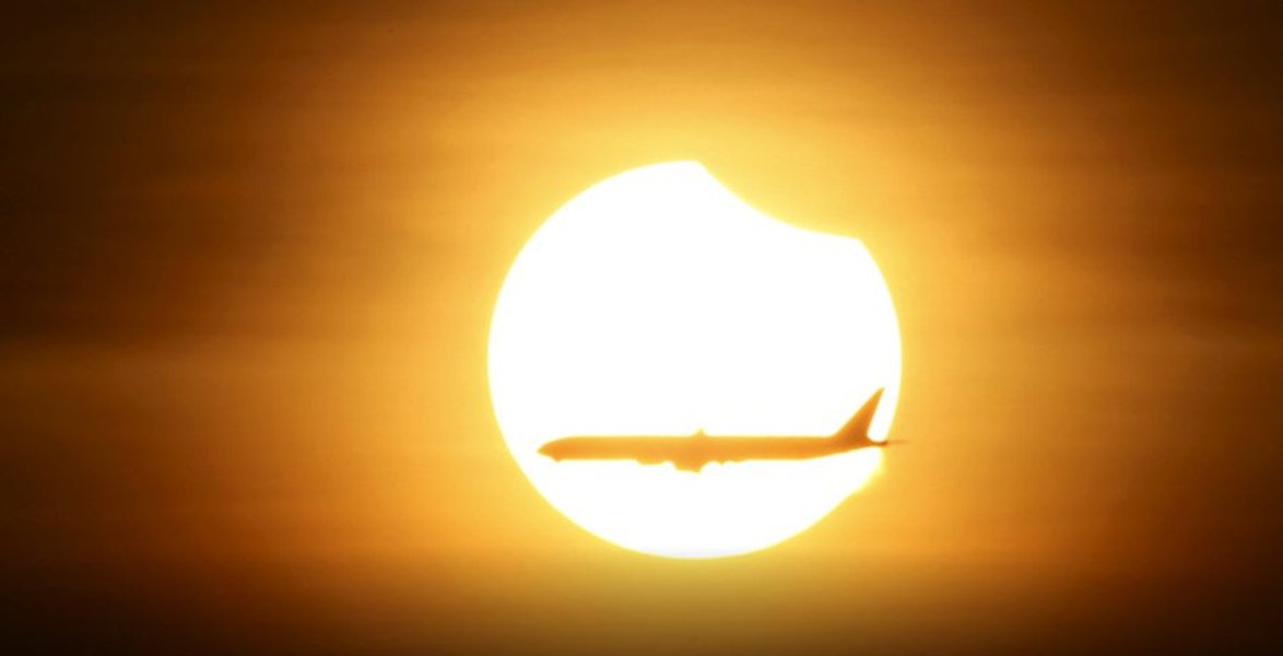Солнце, затмение, самолет,