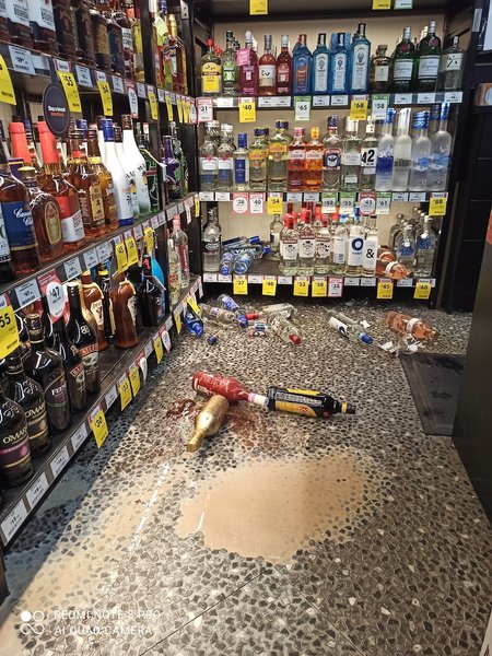 алкомаркет, бутылки, погром