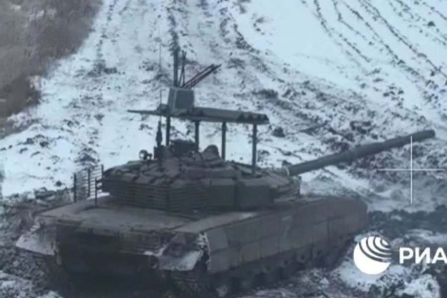 Танк РФ с "мангалом" и РЭБ