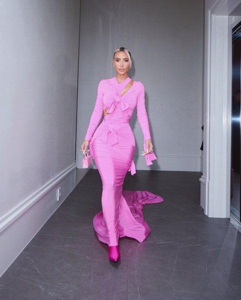 Balenciaga, ким кардашьян, стиль барби, розовое платье