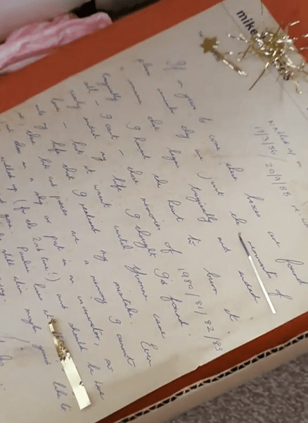 Старое рукописное письмо, прибитое гвоздями и спрятанное под лестницей, которое подруги обнаружили во время ремонта