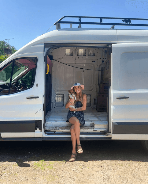 Дом на колесах, фургон, переделали старый фургон, влюбленная пара, живут вместе, дорогая недвижимость, цены на жилье, деньги на жилье