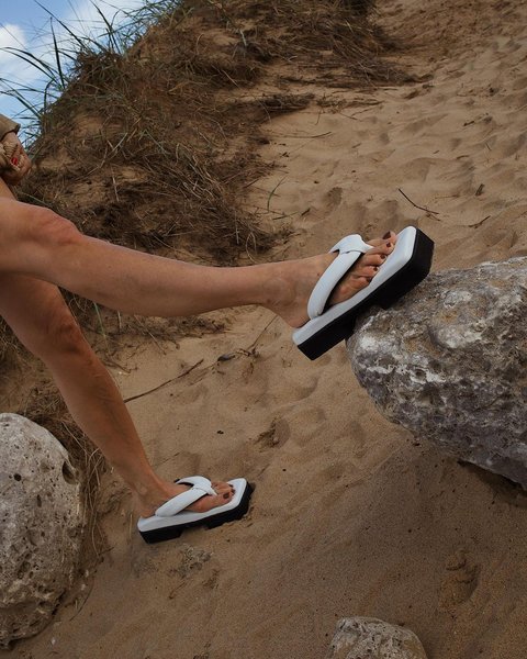 открытые босоножки, лето 2021, объемные детали