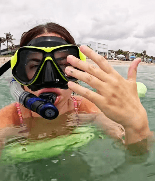 У США дівчина загубила свою обручку в океані і знайшла її через 10 хвилин