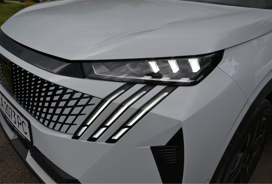 Фара Peugeot 3008