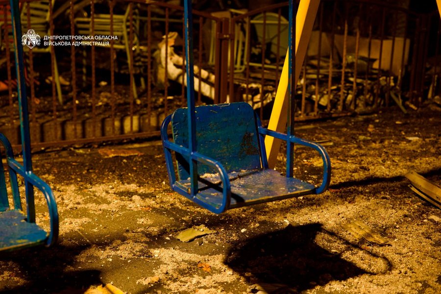 фото поврежденых качелей 10 сентября