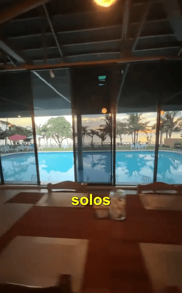 Турист один в отеле, отдаленный остров, проклятый остров, остров проклятых, легенды об острове, пустой отель, пустой курорт, нет людей, роскошный курорт